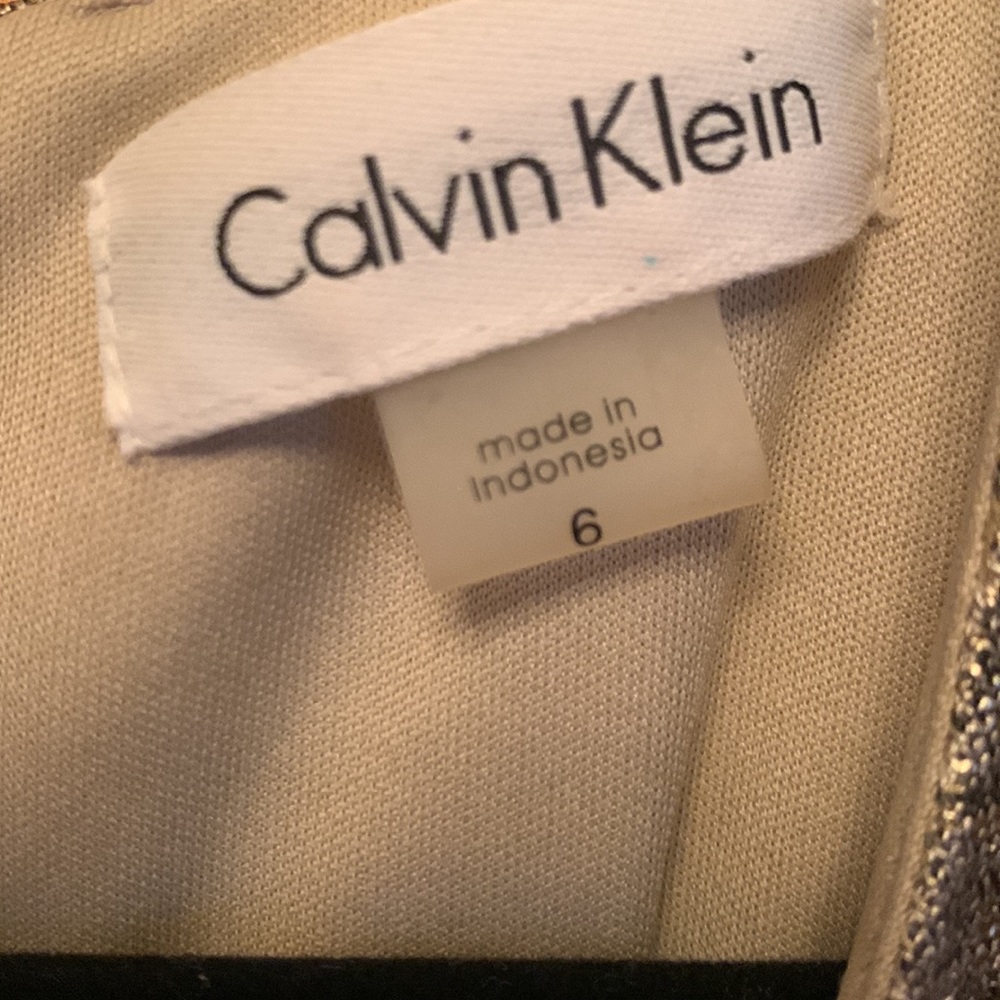 Calvin Klein dress in gold . Size 6 - Picture 2 of 4